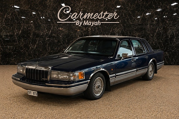 Lincoln Town Car 2 of 5