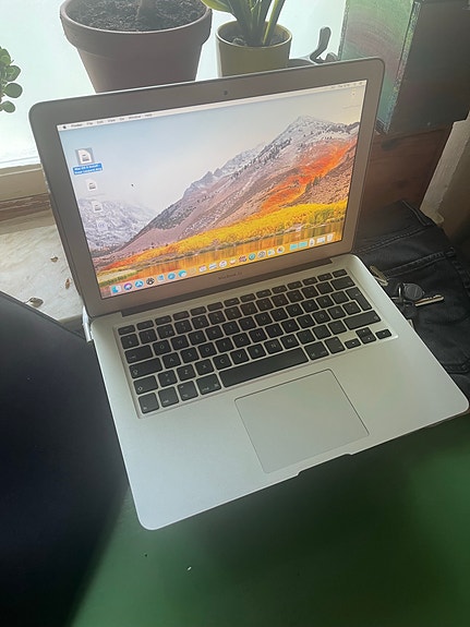 Apple MacBook Air 13 tum silver laptop image 3