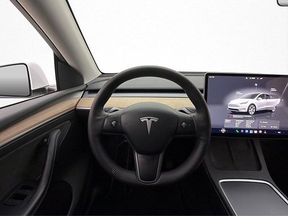 Tesla Model Y 16 of 30