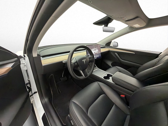 Tesla Model Y 13 of 30