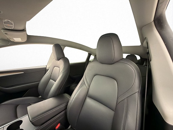 Tesla Model Y 14 of 30
