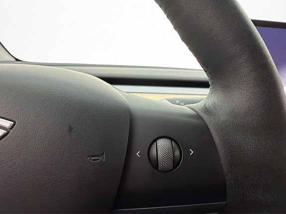 Tesla Model Y 18 of 30