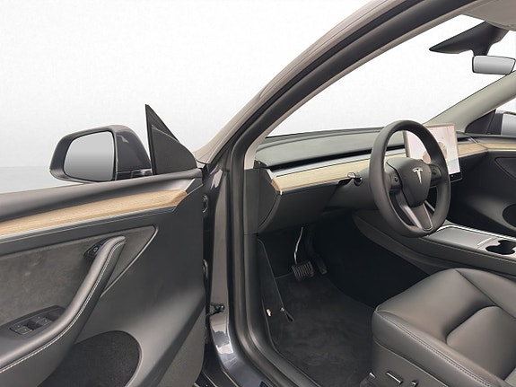 Tesla Model Y 12 of 30
