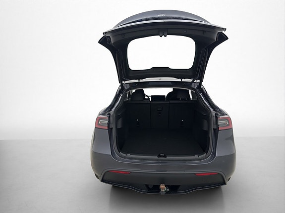 Tesla Model Y 11 of 30
