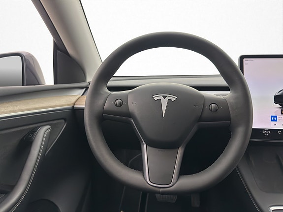 Tesla Model Y 16 of 30