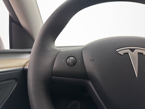 Tesla Model Y 17 of 30