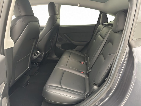 Tesla Model Y 27 of 30