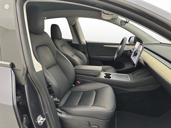 Tesla Model Y 28 of 30