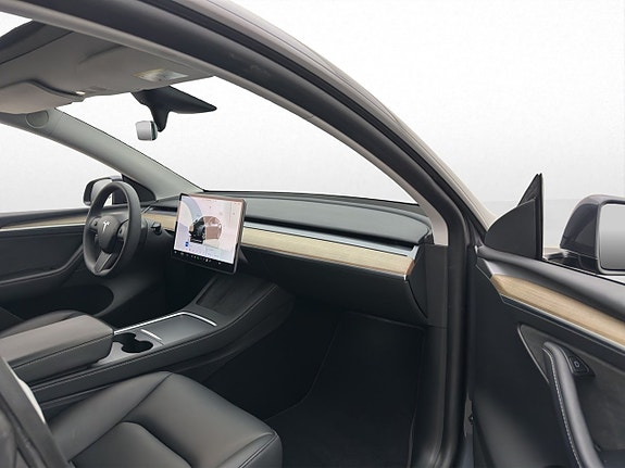 Tesla Model Y 29 of 30
