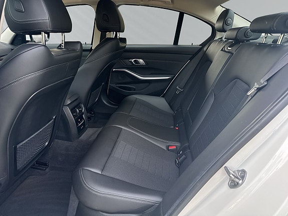 BMW 330e 12 of 27