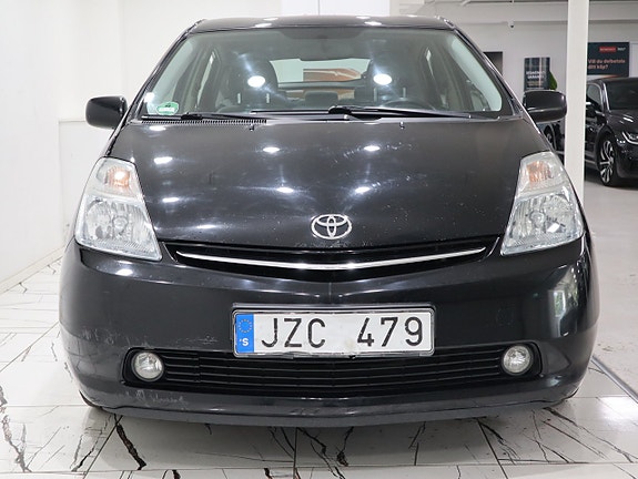 Toyota Prius 2 of 5