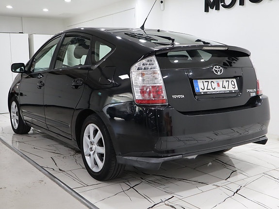 Toyota Prius 4 of 5
