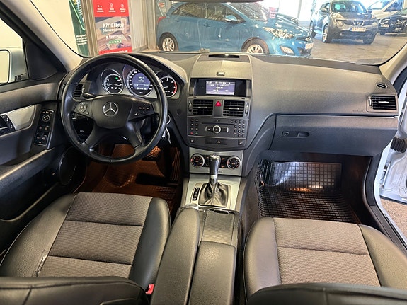 Mercedes-Benz C200 9 of 14