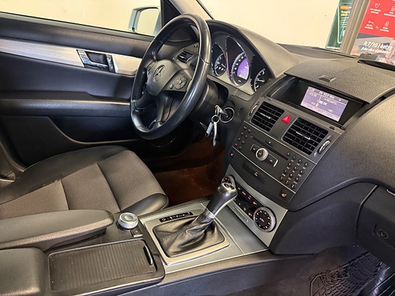 Mercedes-Benz C200 13 of 14