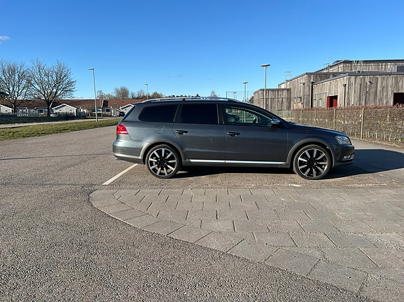 Volkswagen Passat Alltrack 2 of 8