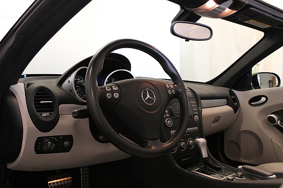 Mercedes-Benz SLK350 12 of 17