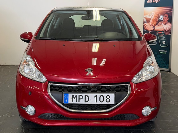 Peugeot 208 2 of 5