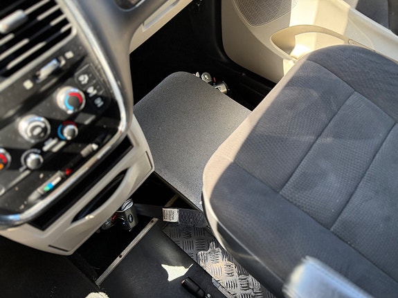 Dodge Grand Caravan 17 of 26
