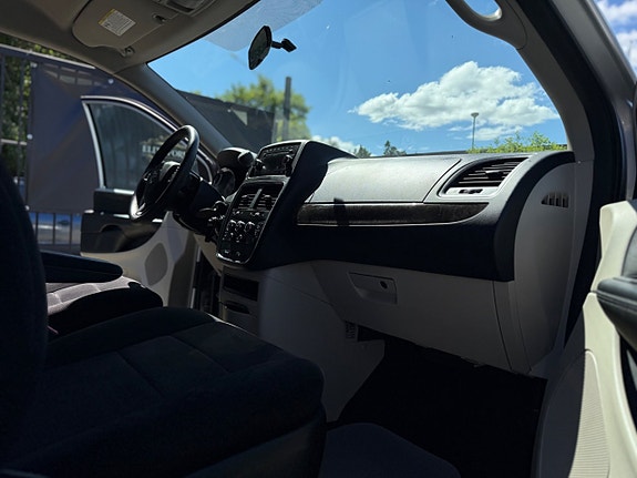 Dodge Grand Caravan 16 of 26