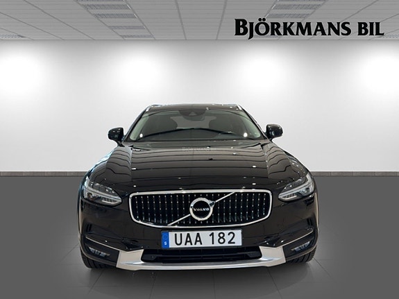 Volvo V90 Cross Country 2 of 14