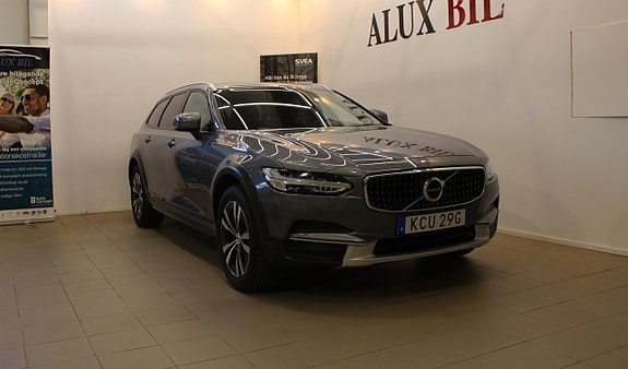 Volvo V90 Cross Country 2 of 5