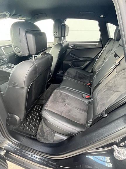 Porsche Macan 4 of 5