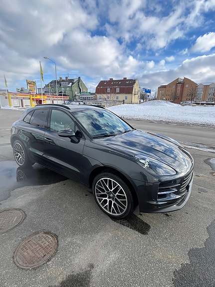 Porsche Macan 2 of 5