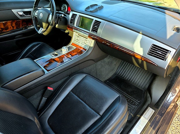 Jaguar XF 6 of 30