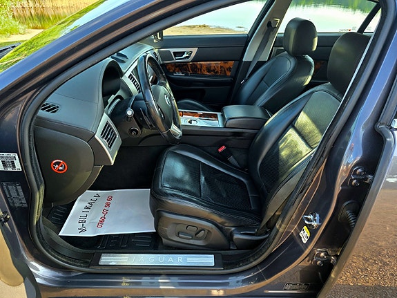 Jaguar XF 3 of 5