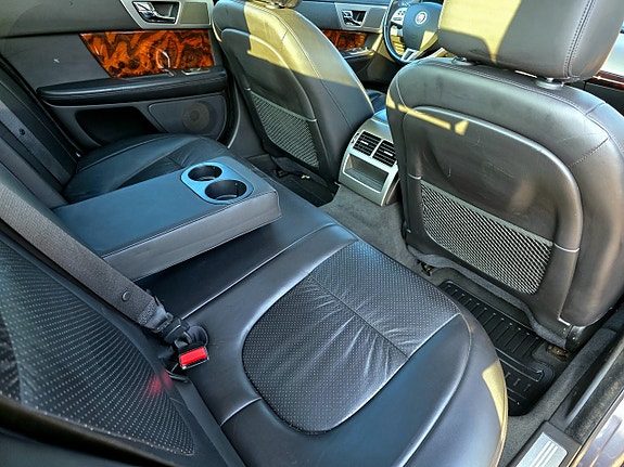 Jaguar XF 11 of 30