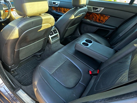 Jaguar XF 9 of 30