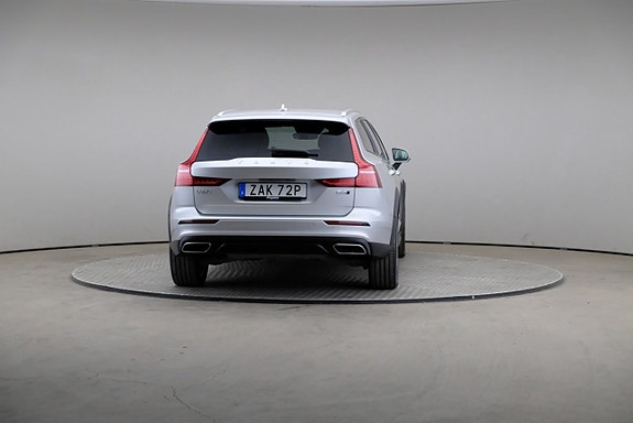 Volvo V60 Cross Country 2 of 3