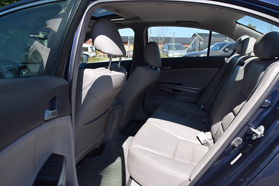 Honda Accord 10 of 19