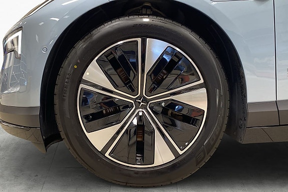 Polestar 4 6 of 17