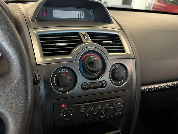 Renault Megane 12 of 13