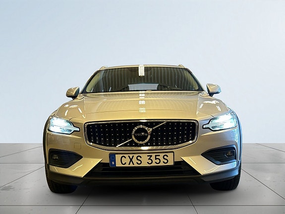 Volvo V60 Cross Country 2 of 5