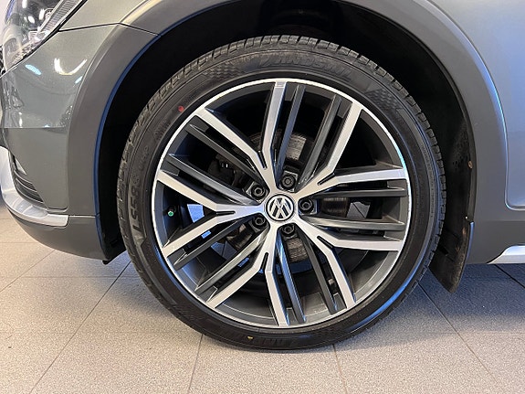 Volkswagen Passat Alltrack 28 of 30