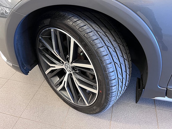 Volkswagen Passat Alltrack 2 of 30