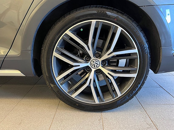Volkswagen Passat Alltrack 29 of 30