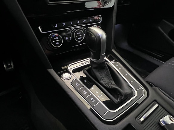 Volkswagen Passat Alltrack 18 of 30