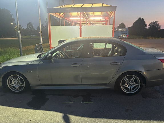 BMW 520i 2 of 5