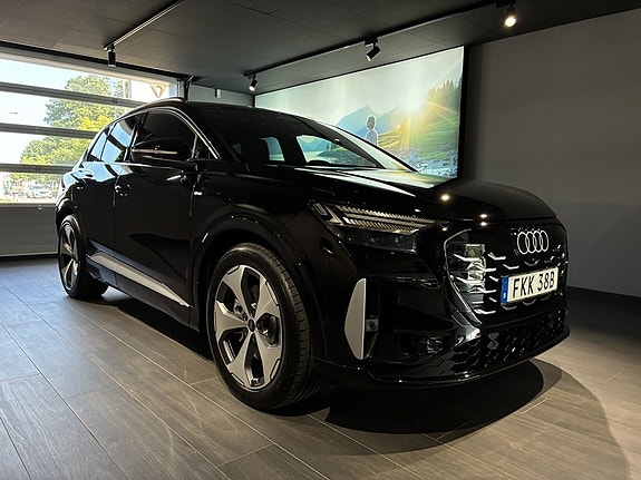 Audi Q4 e-tron 4 of 5