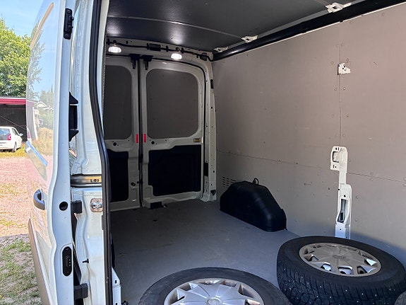 Ford Transit 8 of 11