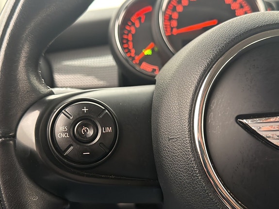 MINI Cooper 14 of 26