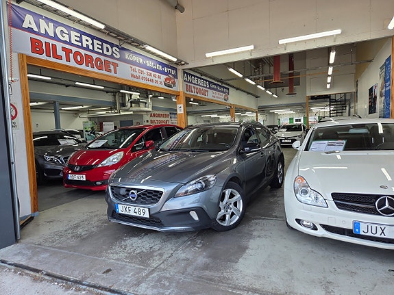 Volvo V40 Cross Country 2 of 16