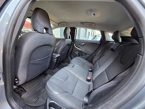 Volvo V40 Cross Country 14 of 16