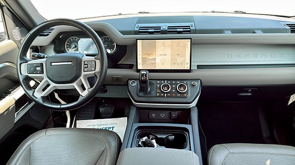 Land Rover Defender 110 4 of 5