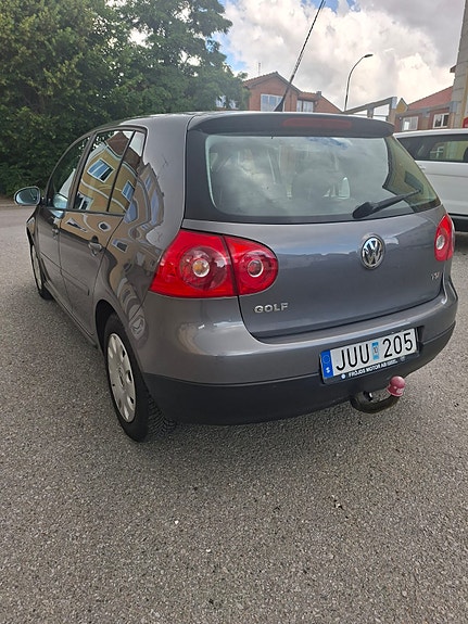 Volkswagen Golf V 2 of 13