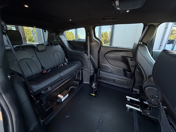 Chrysler Pacifica 12 of 30