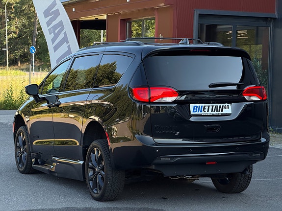 Chrysler Pacifica 6 of 30